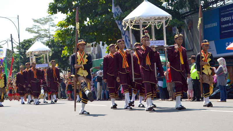 Warga Padati Kirab Pusaka Perayaan Hari Jadi Banyumas ke-448 - BANYUMAS  EKSPRES
