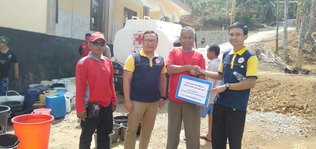 AIR BERSIH: IDI Banjarnegara melakukan droping air kepada warga di 12 kecamatan yang tersebar di 44 desa. Ratusan ribu liter air bersih dibagikan kepada warga.