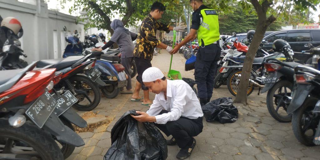 BERSIH: Rumah Sakit Islam Banjarnegara mendukung dan berpartisipasi aktif dalam program World Clean Up Day. Sejumlah karyawan RSI sedang melakukan bersih lingkungan.