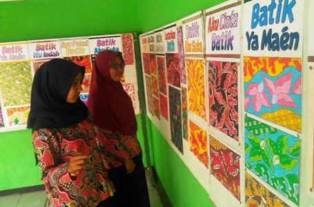 Songsong Hari Batik, SMP N 5 Purwokerto Mengadakan Pameran Desain Motif Batik