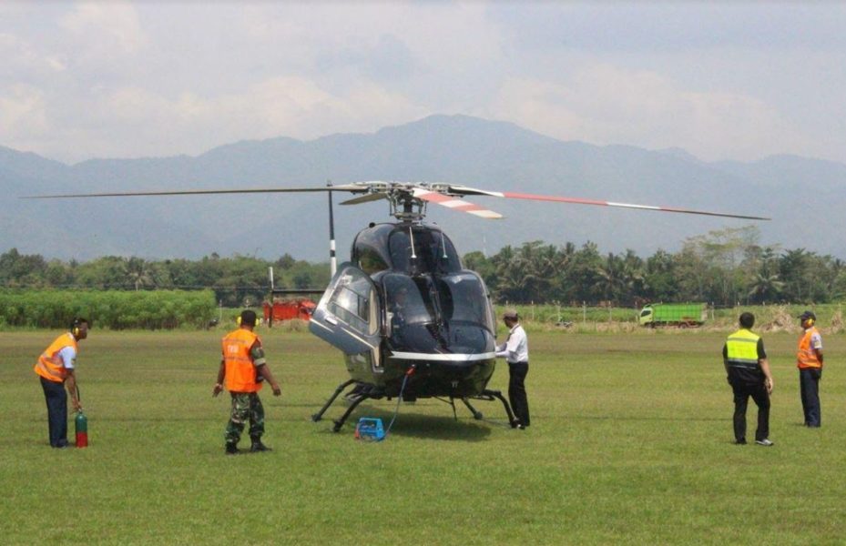 MENDARAT : Pesawat jenis helicopter saat mendarat di lapangan di dalam Lanud Wirasaba.