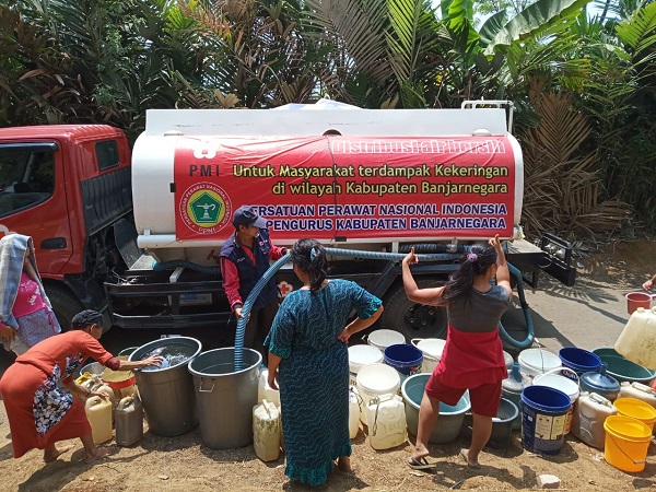 AIR BERSIH: Perawat di Banjarnegara melaksanakan kegiatan bantu droping air bersih kepada warga yang membutuhkan
