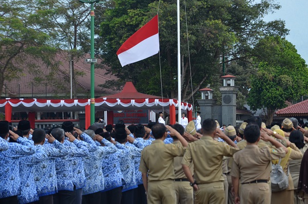 UPACARA: ASN Kabupaten Banyumas sedang Melakukan Upacara Bendera