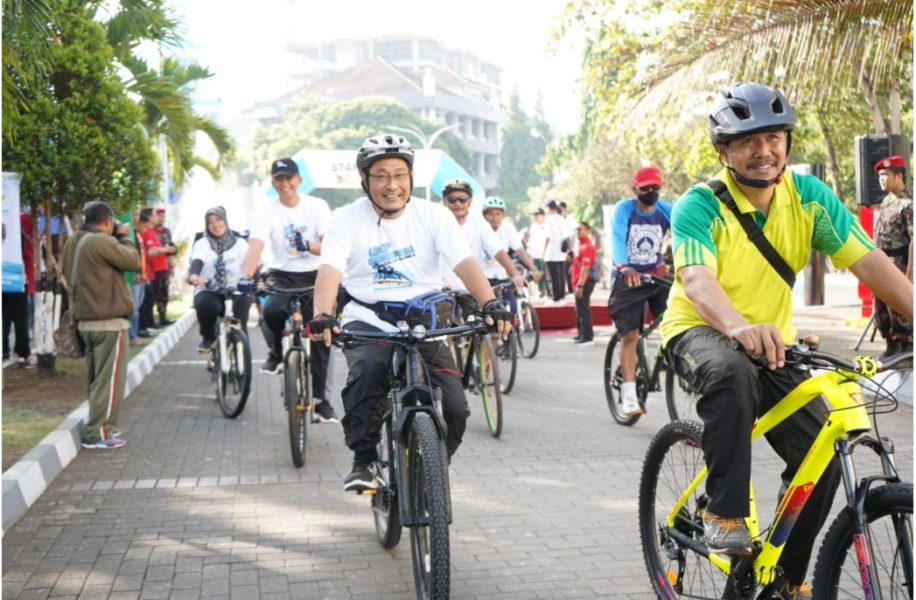 Meriahkan Milad 107 Muhammadiyah, UMP Bersepeda Bersama Masyarakat Keliling Purwokerto