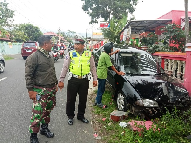 RINGSEK : Mobil menabrak tembok rumah warga, Rabu (27/11)