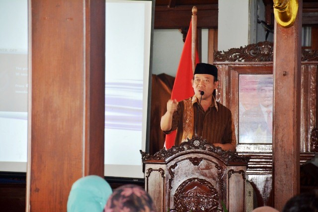 SAMBUTAN : Bupati Banyumas, Achmad Husein memberi sambutan pada worshop yang diadakan Dinsospermasdes, Kamis (7/11).