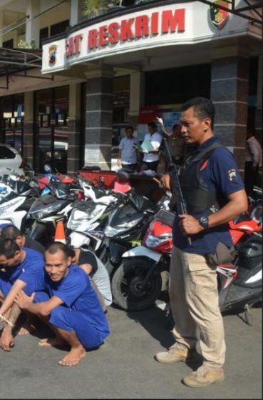 Residivis dan pelaku pembongkaran makam kembali ditangkap polisi lantaran mencuri sepeda motor yang diparkir di depan warung kopi. (Wagino)