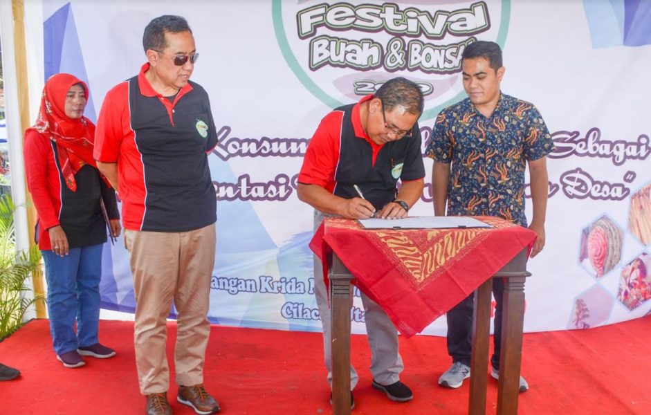 KERJASAMA : Kepala Dinas Pertanian menandatangani perjanjian kerjasama dengan PT Mekar Unggul Sari disaksikan Bupati Cilacap