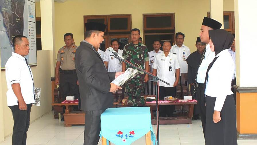 LANTIK : Camat Patimuan Iskandar Zulkarnain S STP MSi melantik anggota BPD di Pendapa Kantor Kecamatan Patimuan Kabupaten Cilacap, Jumat (27/12).