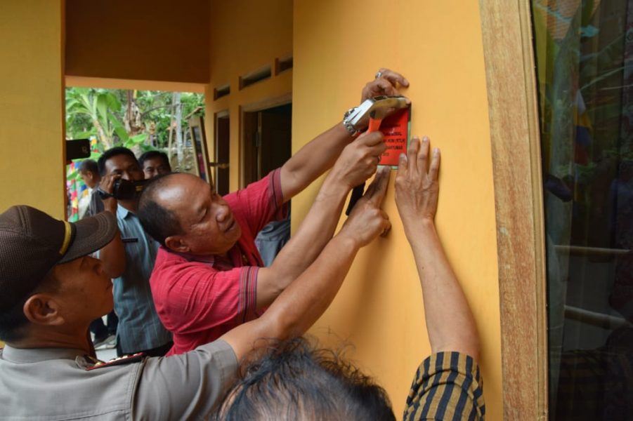 Wakil Bupati Banyumas Drs Sadewo Tri Lastiono meresmikan program bantuan sosial rehabilitasi Rumah Tidak Layak Huni (RTLH), Kamis (12/12) di Desa Randegan Kecamatan Wangon.