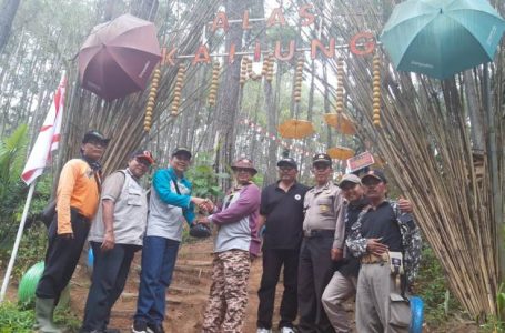 Wakil Ketua V Bidang Humas Kwarcab Banyumas, Agus Nur Hadie menyerahkan pohon untuk ditanam di Hutan Kaliung Desa Tlaga Kecamatan Gumelar Kabupaten Banyumas, Minggu (22/12).
