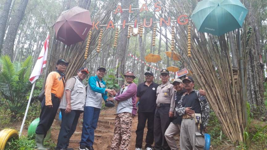 Wakil Ketua V Bidang Humas Kwarcab Banyumas, Agus Nur Hadie menyerahkan pohon untuk ditanam di Hutan Kaliung Desa Tlaga Kecamatan Gumelar Kabupaten Banyumas, Minggu (22/12).