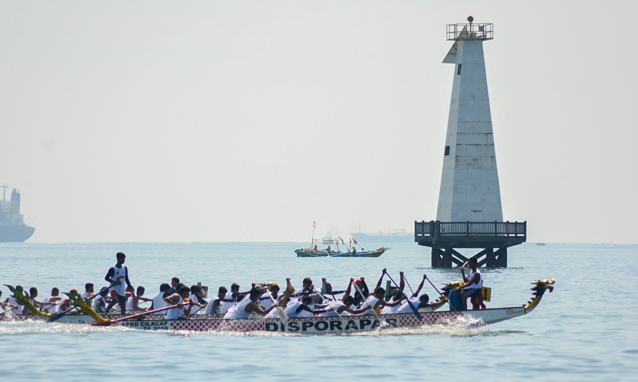 CAPTION : Sejumlah tim dayung adu kecepatan dalam ajang Pertamina Dragon Boat Festival 2019 yang digelar di Pantai Teluk Penyu Cilacap, (Wagino).