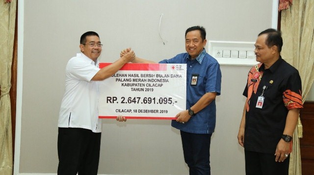 Bupati Cilacap menyerahkan dana yang berhasil dihimpun kepada Wakil Ketua 1 PMI Cilacap.
