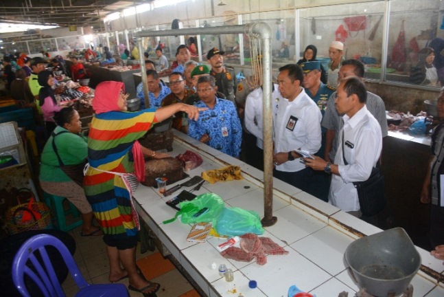 Bupati bersama anggota Forkopimda dan TPID serta BPOM saat memantau harga sembako di Pasar Sidadadi, Cilacap. (Wagino)