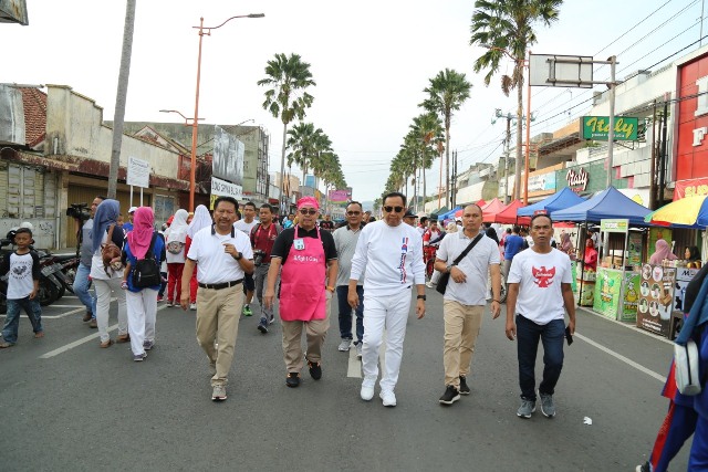 Bupati bersama Sekda berjalan menyusuri sepanjang Jalan Jendral Sudirman yang digunakan untuk CFD.