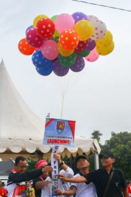Bupati Cilacap bersama Forkopimda melepas balon sebagai tanda dibukanya Car Free Day.