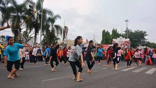 Para penari dari sanggar tari Giyan Lakshita unjuk kebolehan flashmob CFD.