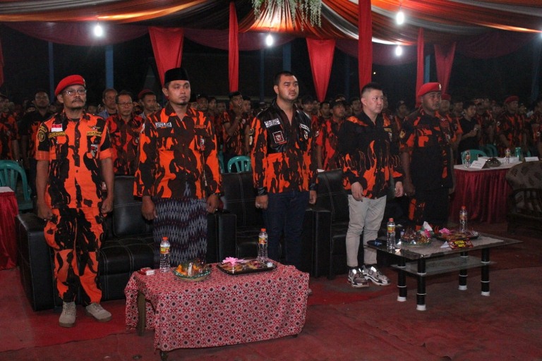 Bos edy Ketua MPC Pemuda Pancasila didampingi Beny Terus Jaya, Rio Aditya, Gus Anam, dan Sarwo Mumpuni.
