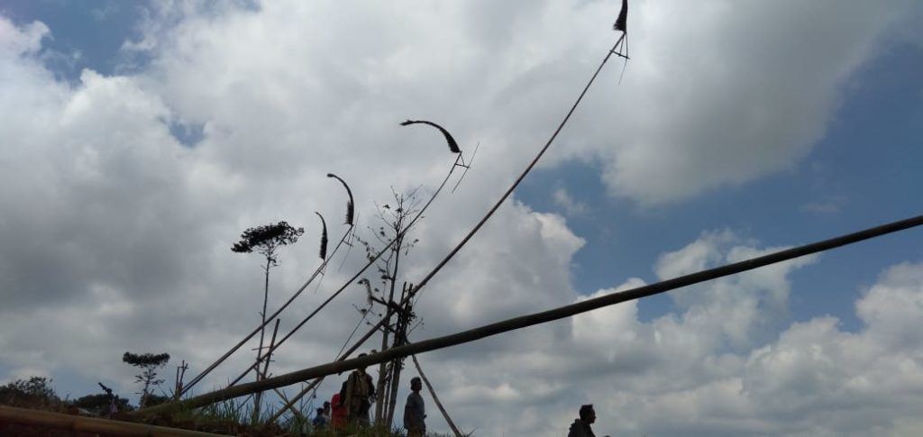 Kincir bambu menghiasi Bukit Kompos Desa Bolang Dayeuhluhur (foto Beni)
