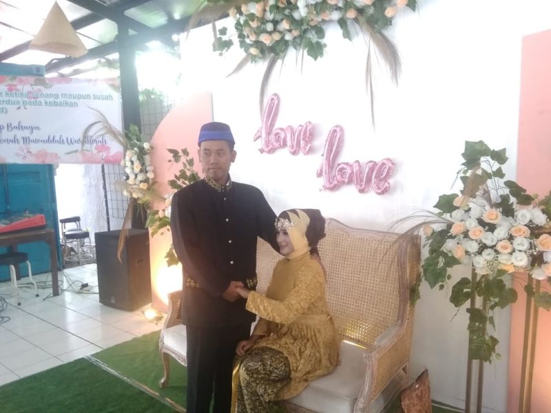 Satu dari tujuh pasangan yang dinikahkan secara massal oleh relawan lintas komunitas secara gratis di KUA Purwokerto Selatan, Senin (2/12).