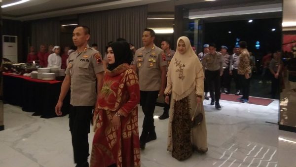 Kapolresta Banyumas AKBP Whisnu Caraka SIK (depan) dan AKBP Bambang Yudhantara Salamun bersama istri.