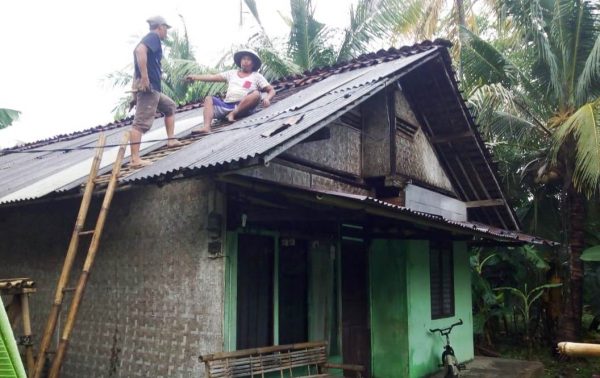Warga Desa Purwasari Kecamatan Wanareja tengah melakukan Perbaikan atap rumah paska diterjang angin Puting Beliung, Kamis (12/12).
