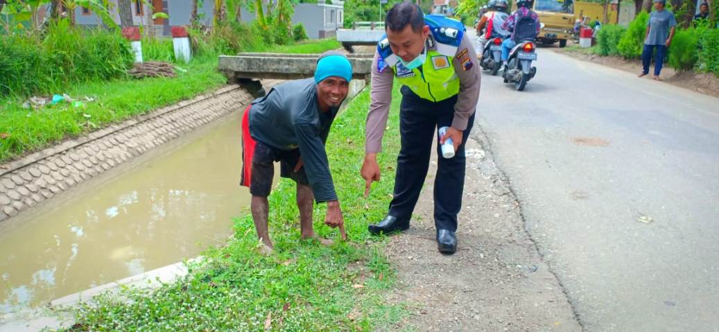 Polisi menunjukkan lokasi kecelakan yang menewaskan Kades Tepakyang Kecamatan Adimulyo.