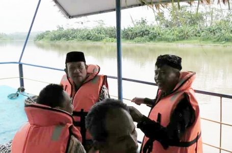 Bupati Banyumas, Achmad Husein mencoba perahu saat meresmikan Kampung Batik Pesona Wisata Kalisuren yang berada di Desa Papringan Kecamatan Banyumas, Minggu (22/12).