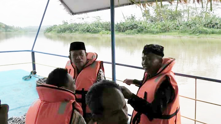 Bupati Banyumas, Achmad Husein mencoba perahu saat meresmikan Kampung Batik Pesona Wisata Kalisuren yang berada di Desa Papringan Kecamatan Banyumas, Minggu (22/12).
