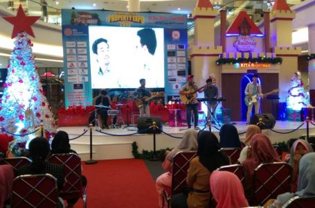 Pengunjung Banyumas Raya Properti Expo dihibur dengan pertunjukan live musik di Rita Mall Purwokerto.