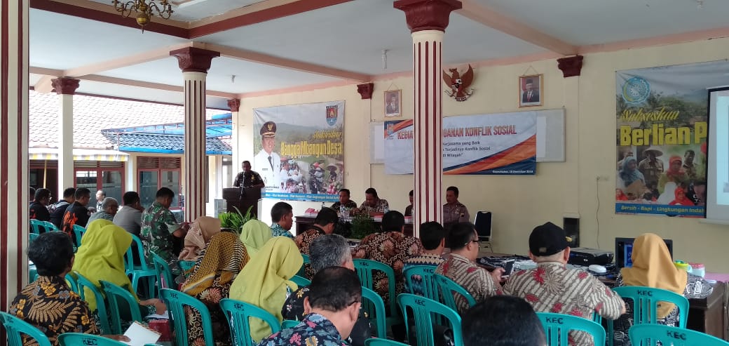 Sosialisasi penanganan konflik sosial di Pendapa Kantor Kecamatan Dayeuhluhur, Selasa (10/12).