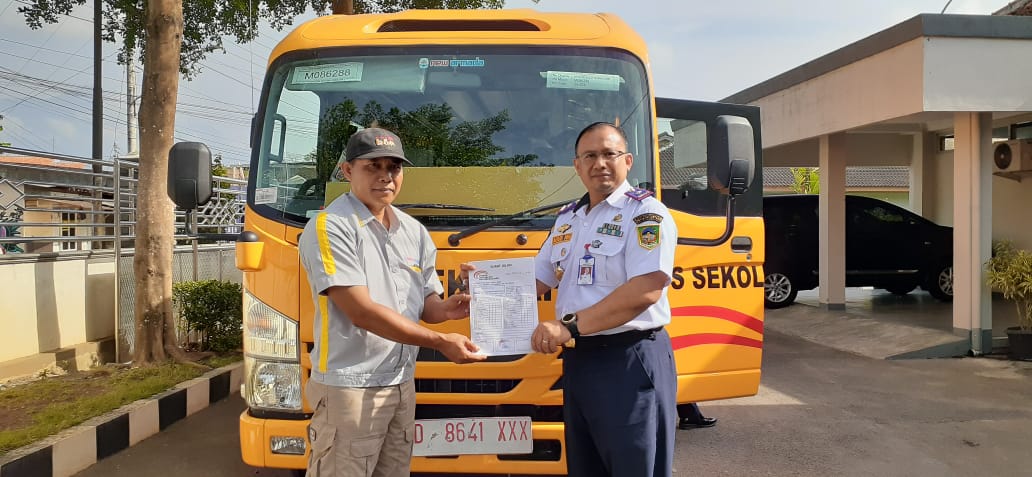 Kepala Dinas Perhubungan, Agus Nur Hadie menerima armada bus sekolah, bantuan dari Kementerian Perhubungan di depan kantor dinas setempat, Kamis (5/12).