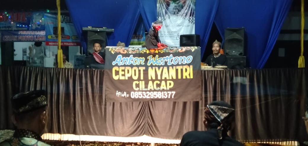 Pertunjukan kesenian tradisional seni Wayang Golek Cepot Nyantri dengan Dalang Anto Wartono di Kecamatan Dayeuhluhur, Selasa (24/12).