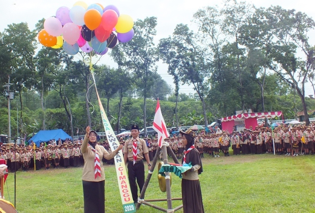 Bunda Siaga Aida Bambang Tutuko secara simbolis membuka Kegiatan Pesta Siaga Pramuka Kwaran ranting Cimanggu, Kamis (9/1)./int