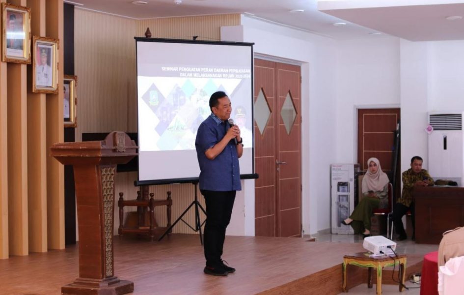 Bupati Cilacap paparkan prioritas pembangunan di hadapan Bupati Kepulauan Anambas dan jajarannya dalam Seminar Penguatan Peran Daerah Perbatasan. (Istimewa)