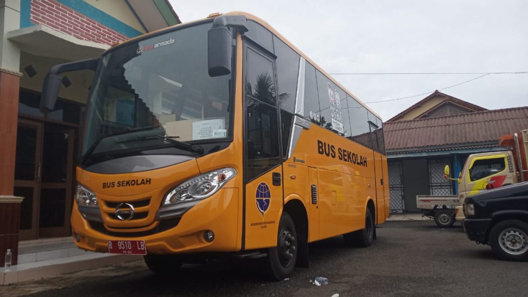 Sebuah bus sekolah warna kuning hibah dari Kementerian Perhubungan RI terparkir di halaman kantor Dishub Cilacap. (Wagino)