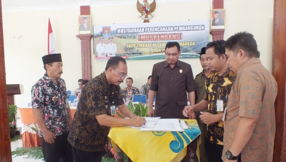 Camat Cimanggu Bambang Tutuko SSos MSi menandatangani Berita Acara Kesepakatan Hasil Musrenbang Tingkat Kecamatan Cimanggu, Rabu (22/1)/TASLIM INDRA
