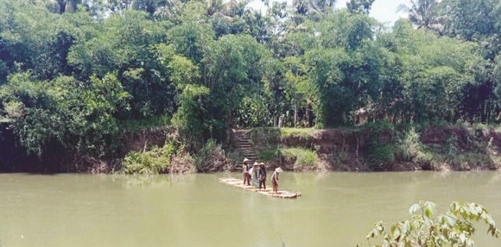 Sungai Cikawung yang menghubungkan Desa Bantar dan Desa Sidamulya Kecamatan Wanareja dengan tranportasi menggunakan rakit karena belum ada jembatan, Senin (20/1)/TASLIM INDRA