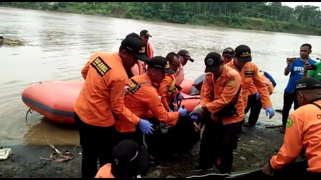 Tim SAR gabungan mengevakuasi jasad Karsono, penambang pasir yang tenggelam di sungai Serayu. (Istimewa)