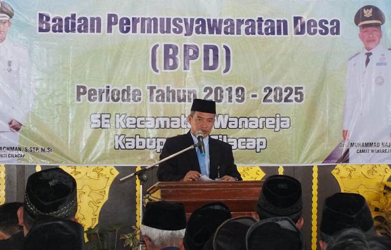 Camat Wanareja Drs Muhammad Najib MSi saat memberikan sambutan usai melantik 104 Anggota BPD se-Kecamatan Wanareja, Selasa(28/1).