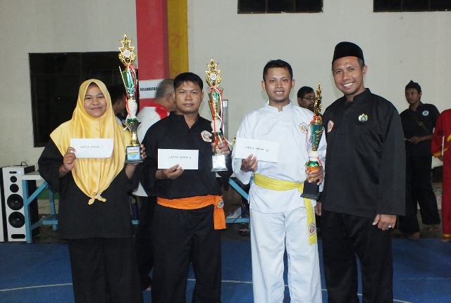 Ketiga Kontingen Peraih Juara Umum pada Kejuaraan IPSI Cilacap antar SLTA se Kabupaten Cilacap, Minggu (5/2).
