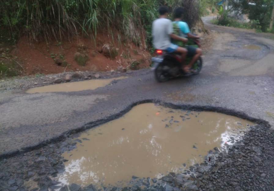 Jalan Wanasuka Desa Bingkeng Kecamatan Dayeuhluhur Rusak dan berlubang mengganggu Transportasi warga, Kamis (16/1)/TASLIM INDRA