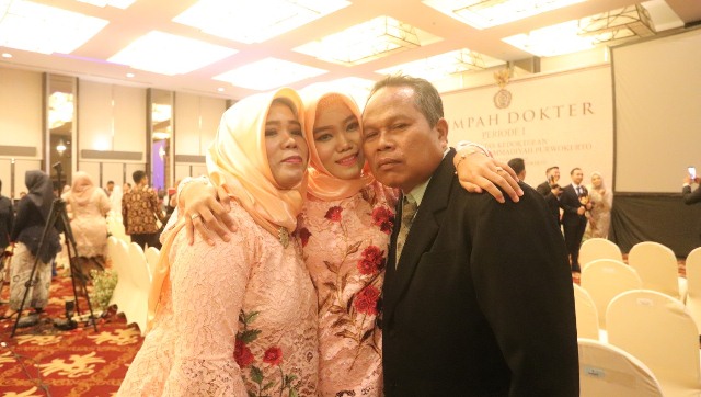 Nila Munaya bersama kedua orangtuanya.