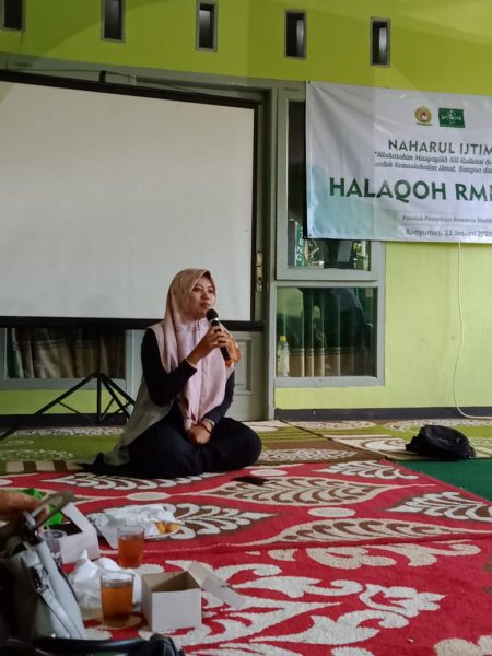 Ning Umnia Labibah saat mendampingi peserta halaqoh RMI Putri di Pondok Pesantren Anwarush Sholihin Teluk Banyumas.