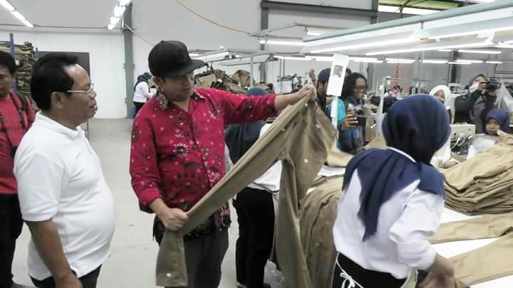 Bupati Banyumas, Ir Achmad Husein saat meninjau industri garmen PT Sansan Saudaratex Jaya, Selasa (7/1) siang.