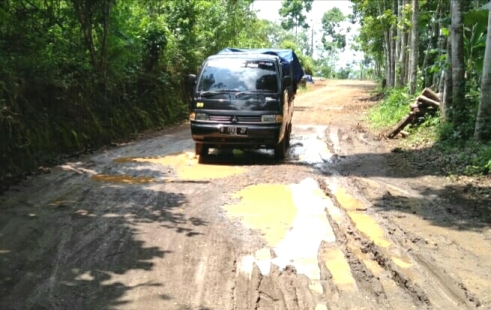Ruas Jalan Hanum-Datar Kecamatan Dayeuhluhur licin dan berlumpur menyulitkan dan membahayakan pengguna jalan, Selasa (28/1).