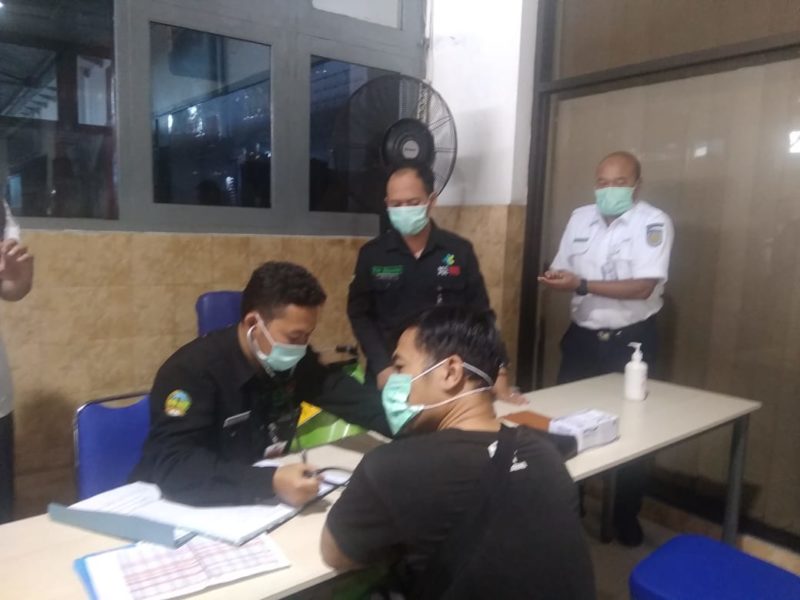 Petugas pos kesehatan di Stasiun Purwokerto memeriksa kondisi kesehatan penumpang.