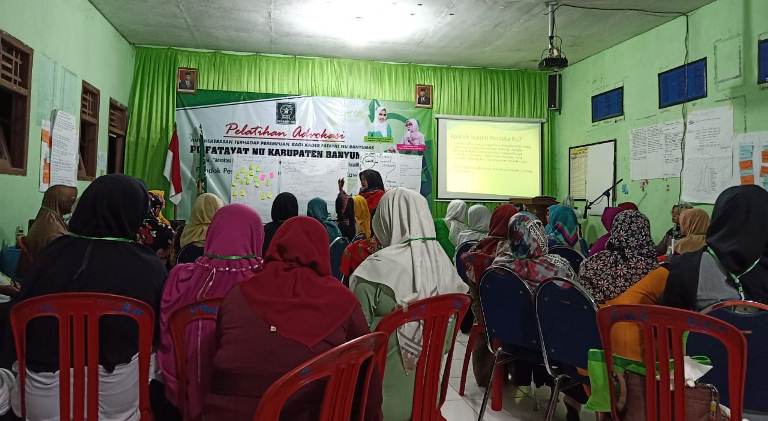 Sejumlah kader dan pengurus PC Fatayat Banyumas menerima pelatihan advokasi Penanganan Kasus Kekerasan Terhadap Kaum Perempuan dan Anak.