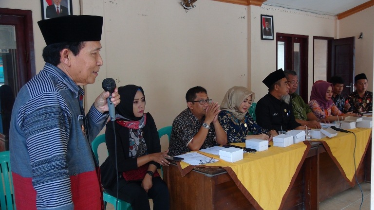 Rombongan PK Komisi A DPRD Cilacap diterima Kepala Desa Jangrana Kesugihan, H Towil Al Baha.